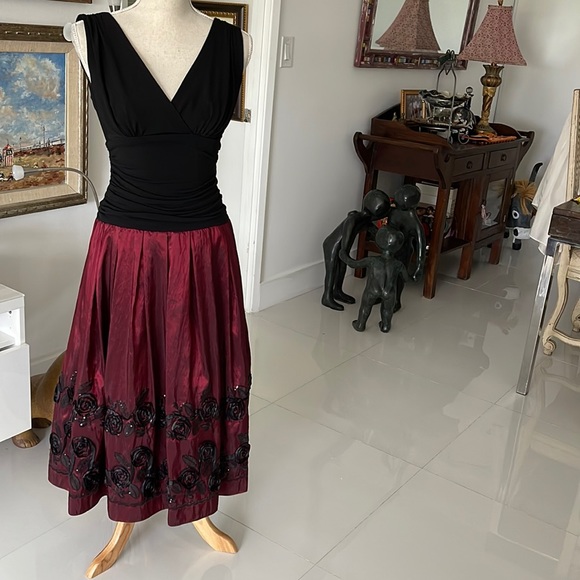 Vintage S.L. Fashions Black & Burgundy Sequined Floral Special Occasion Dress - Picture 2 of 9